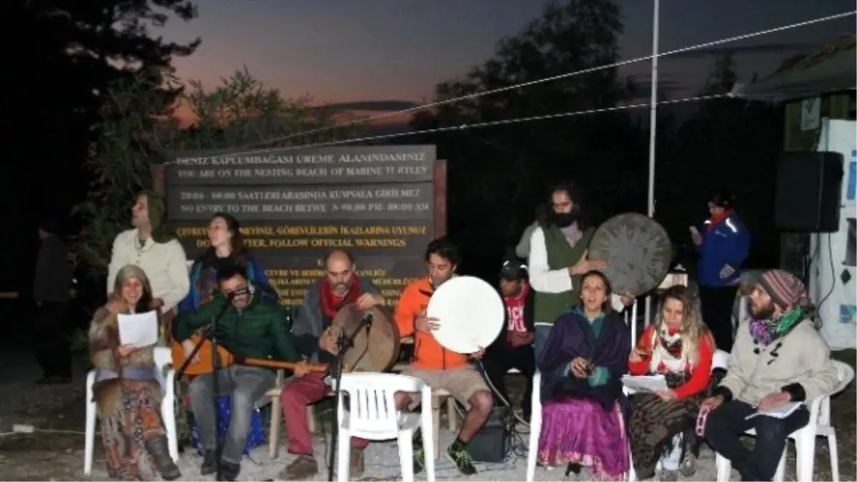 Balayı İçin İztuzu\'na Gelen Çift Eyleme Destek Verdi