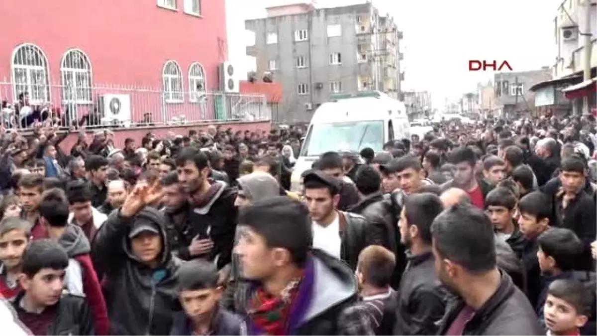 Cizre Protestosunda Silopi\'de Ağır Yaralanıp Yaşamını Yitiren Azma Toprağa Verildi