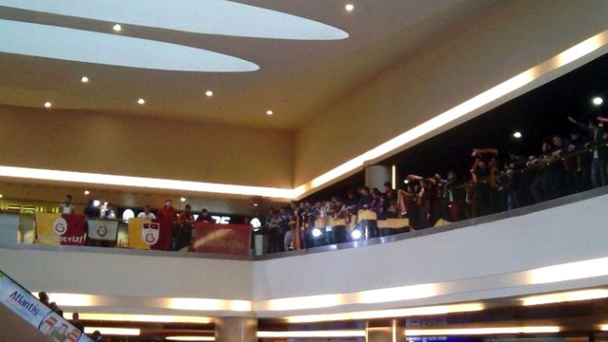Derbi Öncesi Galatasaraylı Taraftarlar Avm\'yi Bastı