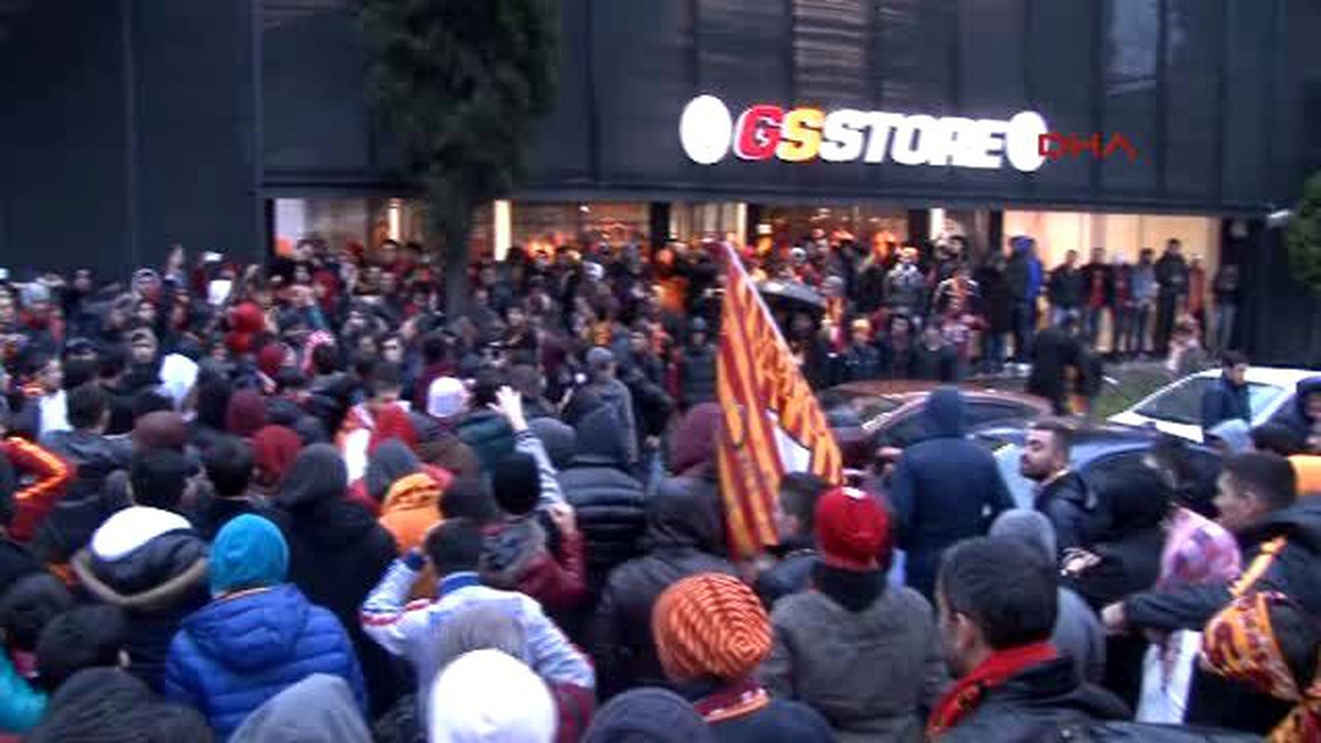 Galatasaray\'ı Yüzlerce Taraftarı Meşalelerle Uğurladı