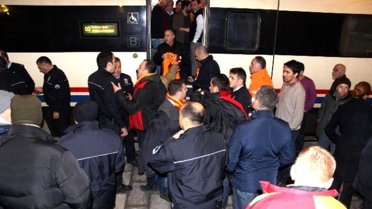 Galatasaray Taraftarları Yht\'yi Durdurdu