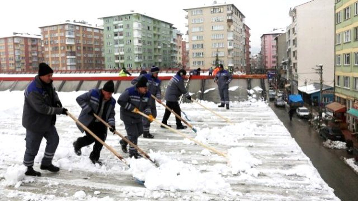 Kurtuluş Kapalı Pazar Yerinin Çatısı Kardan Temizlendi