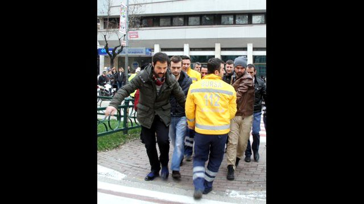 Çarptığı Adamı Sedye ile Ambulansa Taşıdı
