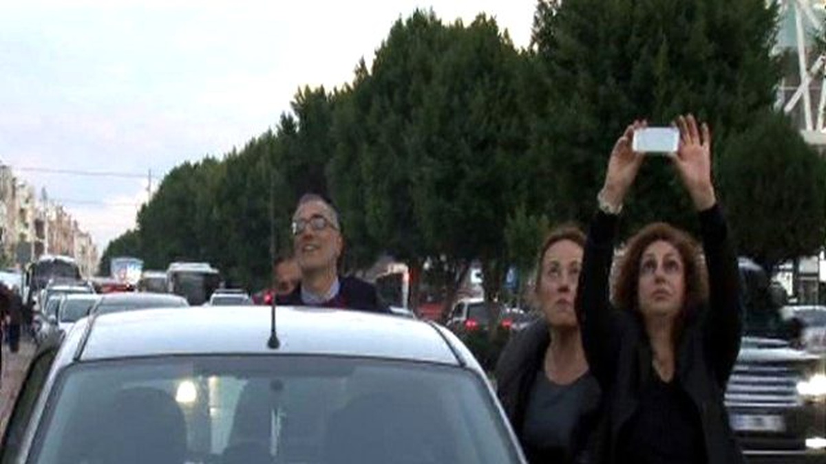 Sığırcık Kuşlarının Dansı Sürücüleri Araçlarından İndirdi