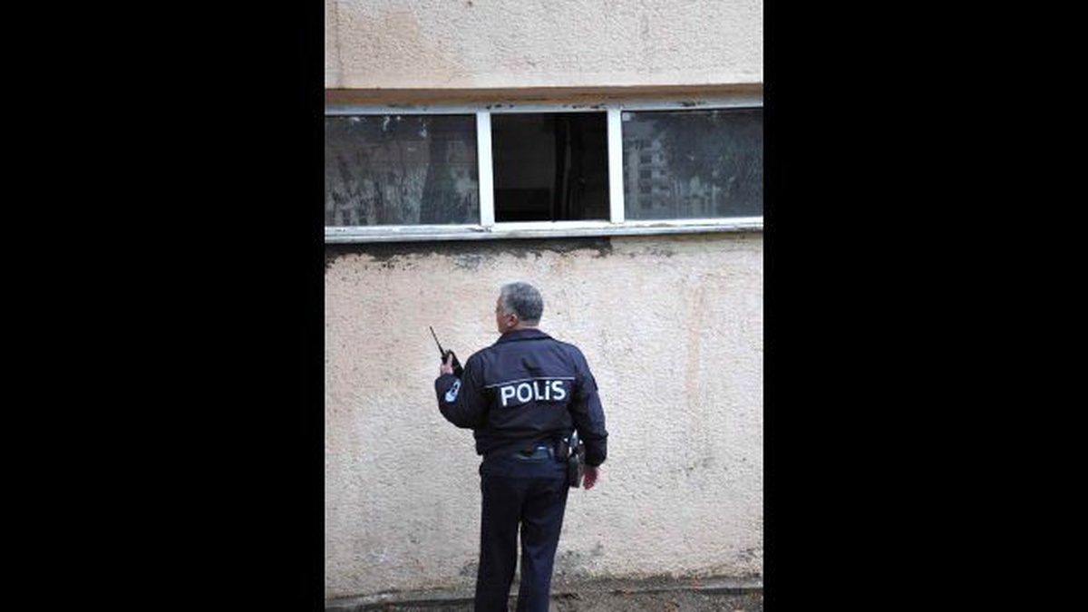 Polis Eski Hükümet Konağında Madde Bağımlısı Aradı