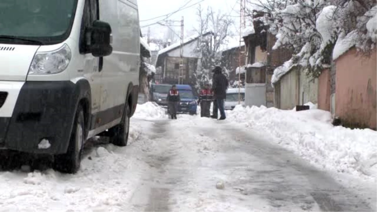 Uludağ\'da Kayboldular Yaptıkları "Kardan Ev"Le Kurtuldular
