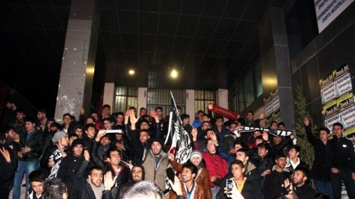 Van\'da Derbi Maçta Yenilen Takım Taraftarlarından Sevinç Gösterisi