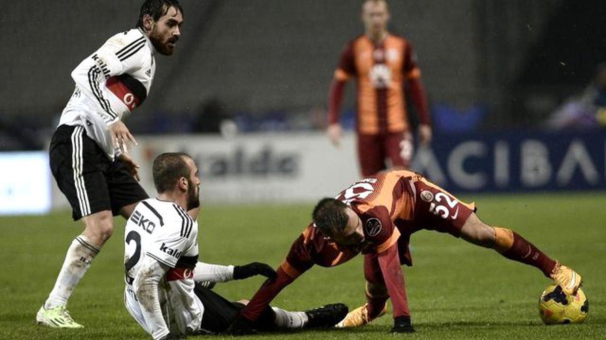 Video: Veli Kavlak\'ın Sneijder\'e Yaptığı Hareket Sonrası Kırmızı Kart Gördü