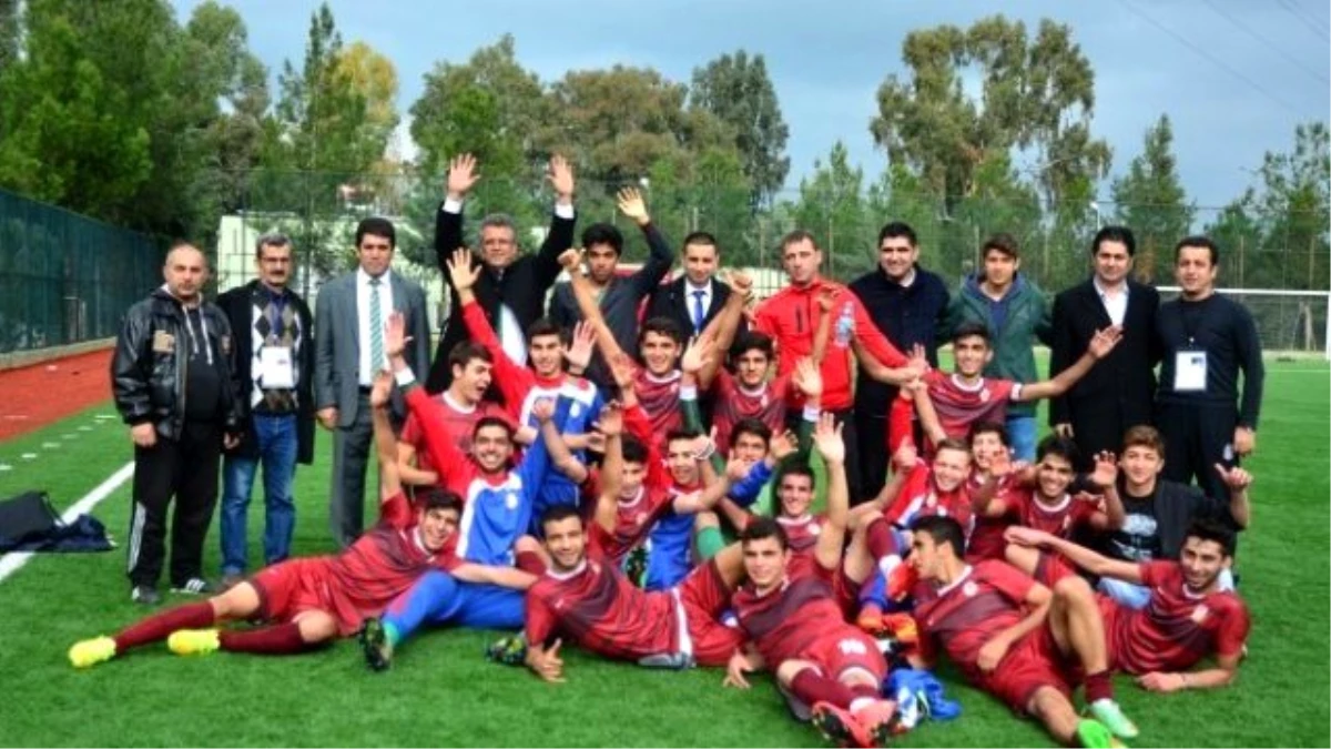 Adana\'da Okullarası Genç Erkekler Futbol Müsabakaları