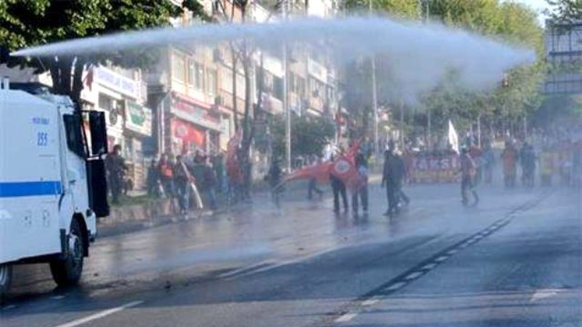 Anayasa Mahkemesi\'ne Önünde Biber Gazı ve Tazyikli Su ile Müdahale