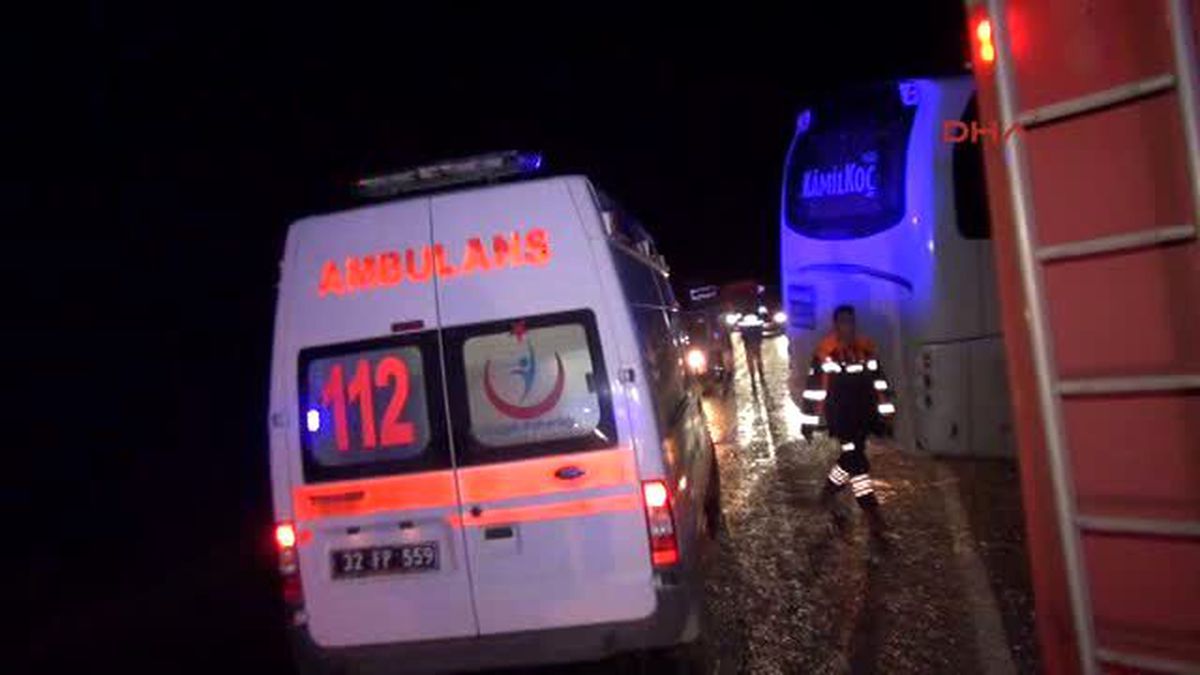 Antalya\'da Yan Yatan Kamyon Yolcu Otobüsüne Çarptı: 12 Yaralı