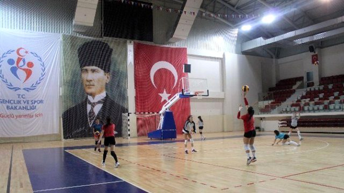 Çiftlikköy Belediyespor Voleybol Takımı Hazırlıklarını Sürdürüyor