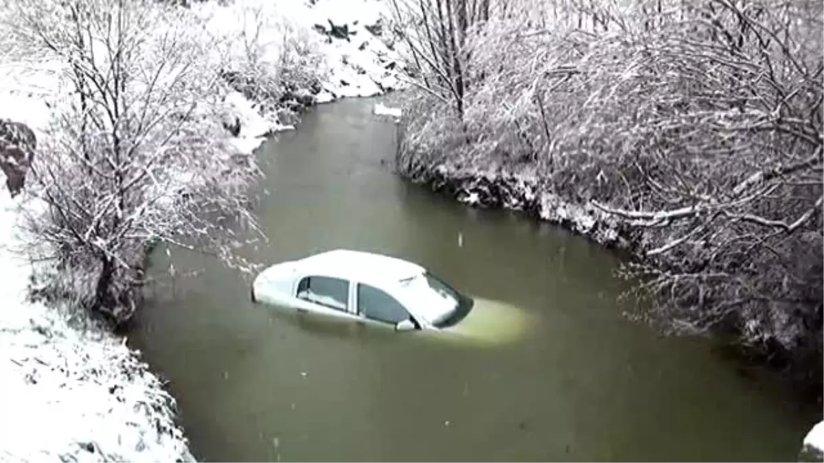 Dereye Düşen Otomobilden Kendi İmkanlarıyla Kurtuldu