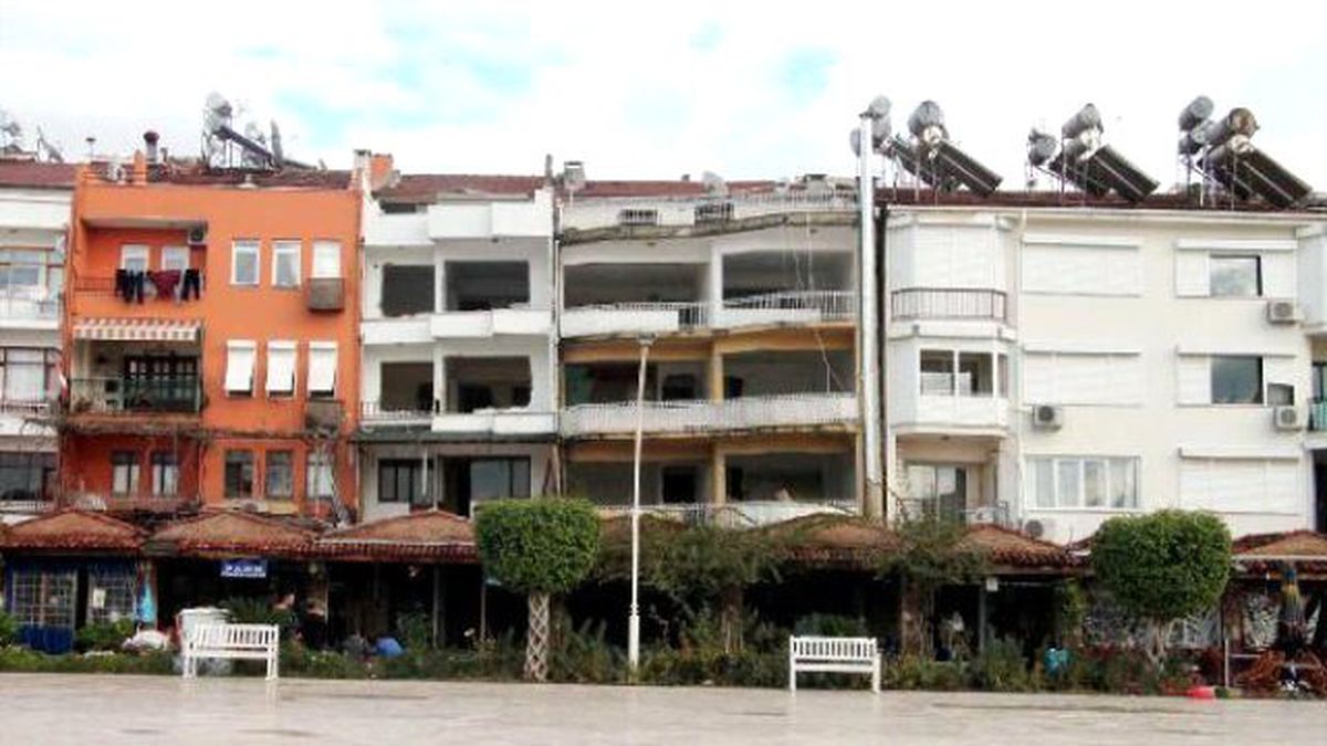 Fethiye\'de Çökme Tehlikesi Olan 2 Bina Yıkılıyor