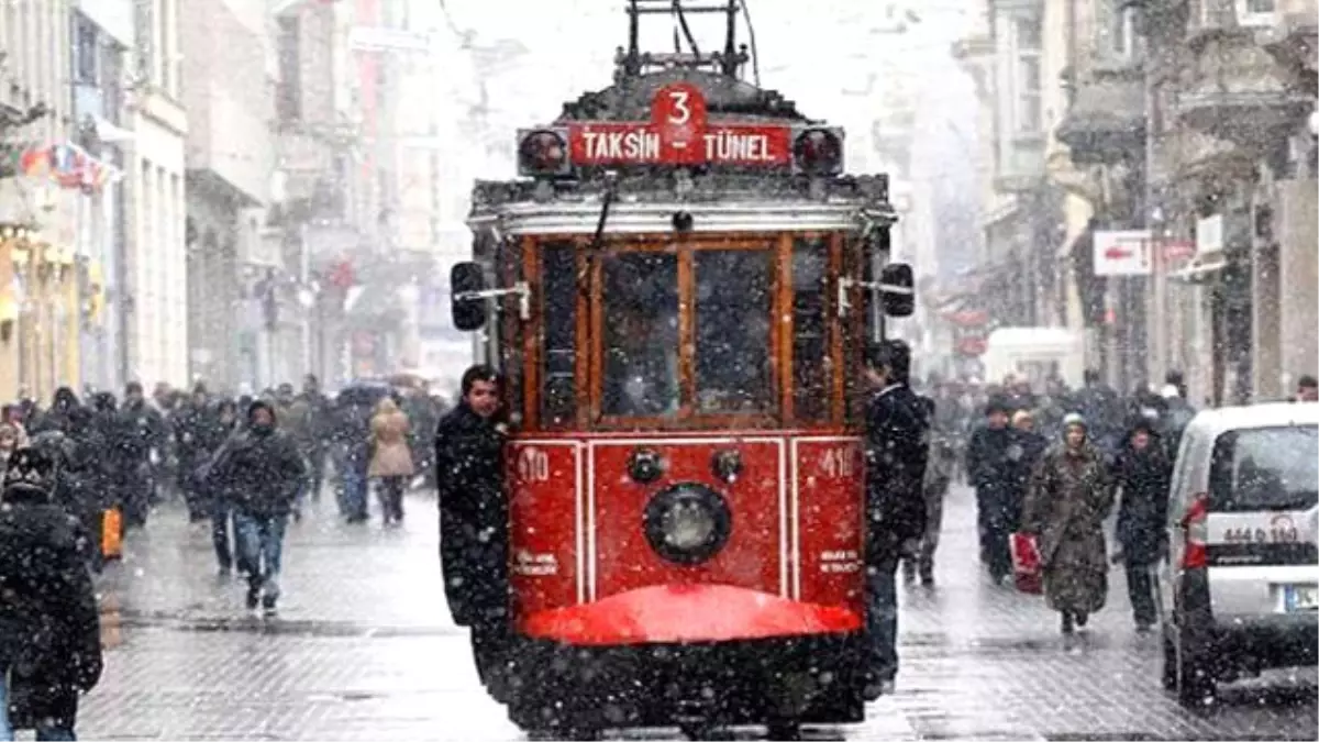 İstanbul\'da Beklenen Kar Yağışı Başladı