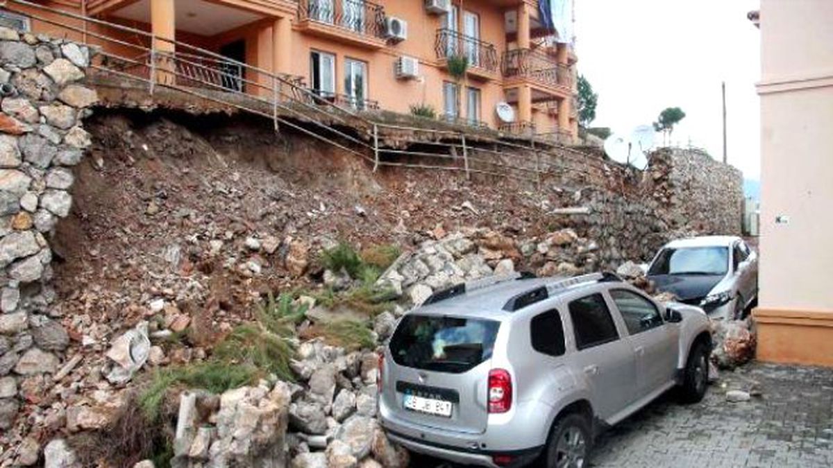 İstinat Duvarı 2 Aracın Üzerine Çöktü
