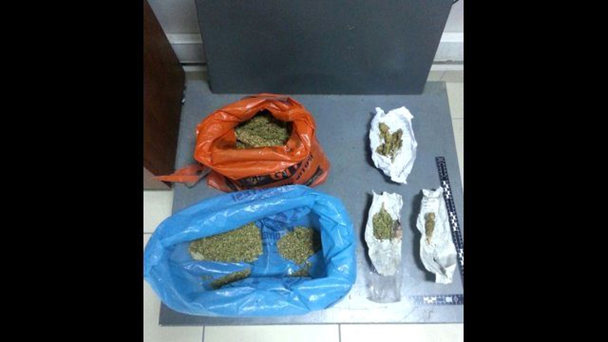 Kuruyemiş Dükkanında 1 Kilogram Esrar Ele Geçirildi
