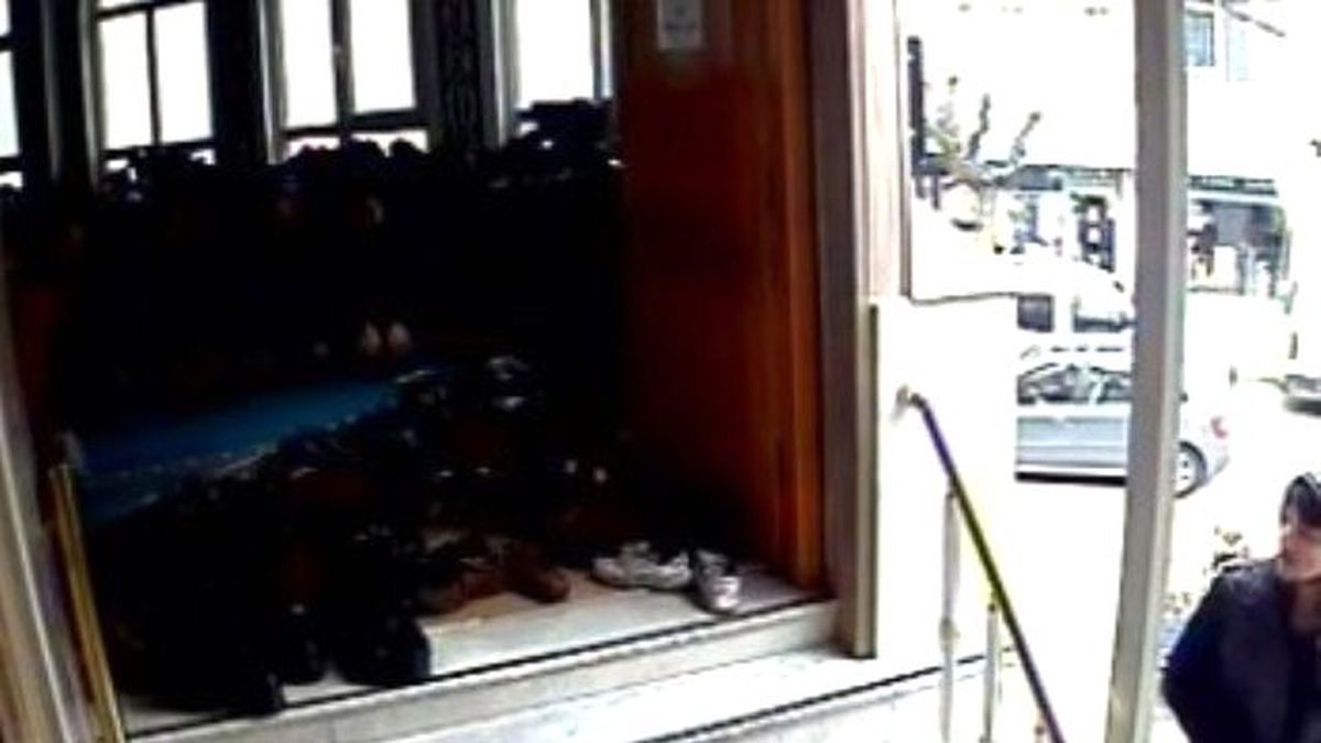 Karşısında Cemaati Görünce Çıkmalarını Bekleyip Ayakkabıları Öyle Çaldı