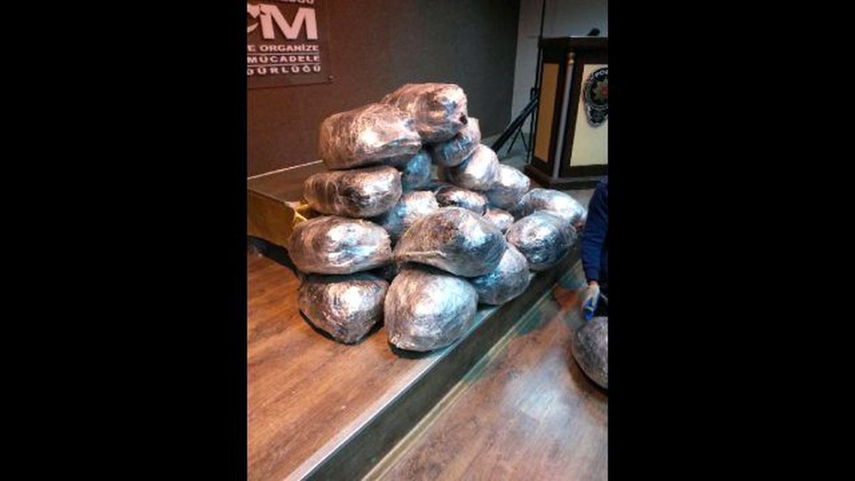 Plakasız Otomobilde 128 Kilo Esrar Ele Geçirildi