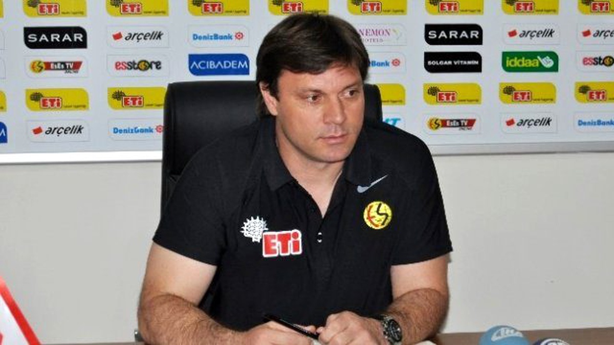 Eskişehirspor Teknik Direktörü Ertuğrul Sağlam Görevinden İstifa Etti.