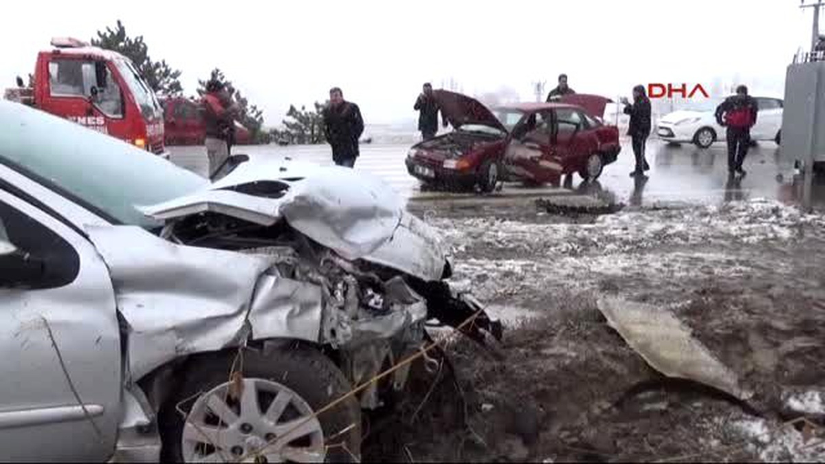 Sorgun\'da İki Otomobil Çarpıştı 5 Yaralı