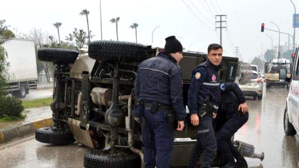 TOMA\'ya Çarpan Zırhlı Araç Devrildi: 3 Polis Yaralı