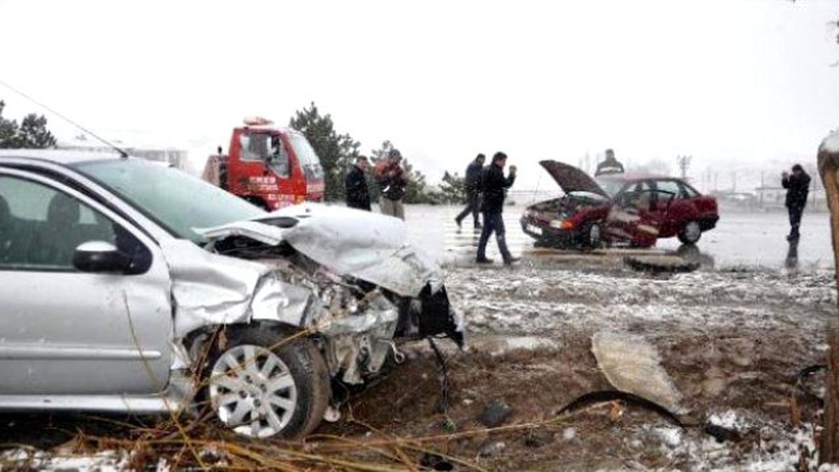 Yozgat\'ta İki Otomobil Çarpıştı: 5 Yaralı