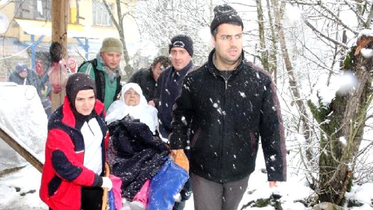89 Yaşındaki Kezban Nine Karlı Yollar Açılarak Hastaneye Yetiştirildi