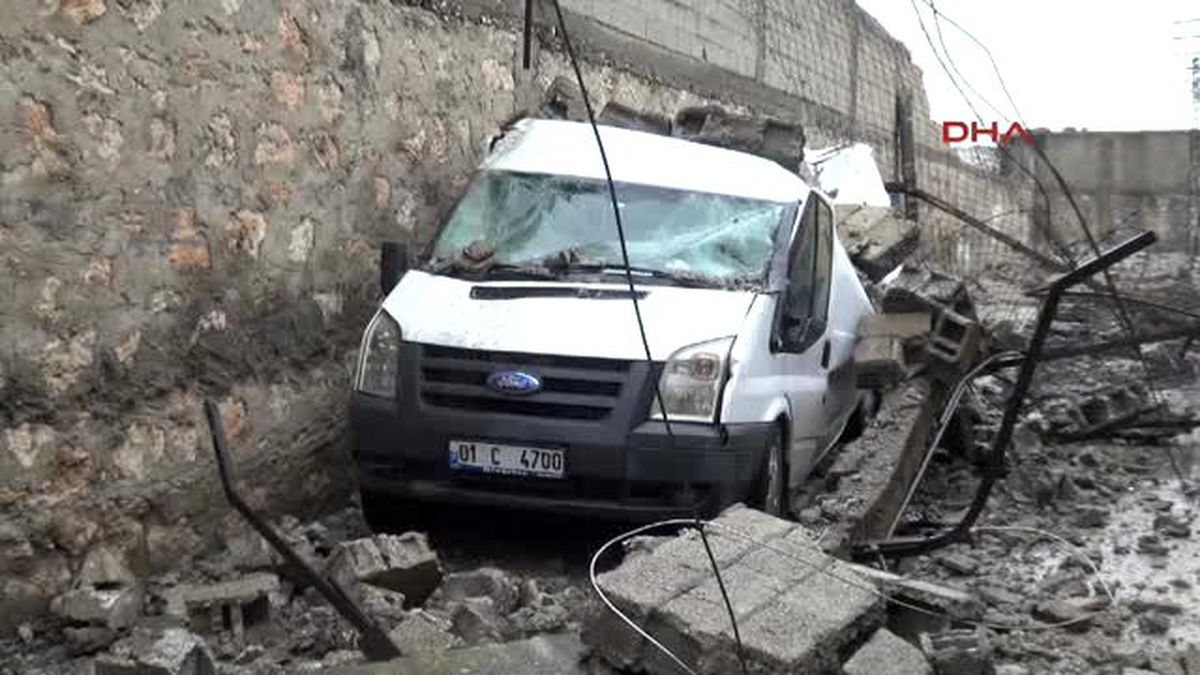 Adana\'da Fabrikanın İstinat Duvarı Minübüsün Üzerine Devrildi