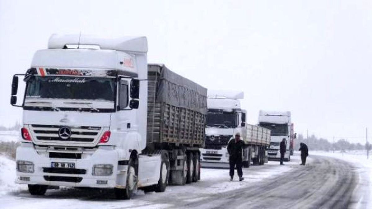 Aksaray\'da Kar Ulaşımı Aksatıyor