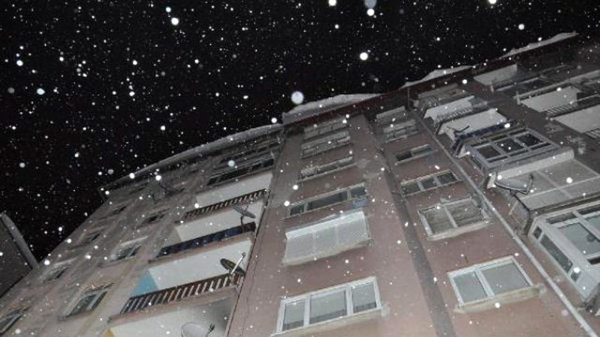 Apartman Çatısından Düşen Kar Kültesi Bir Kişiyi Yaraladı