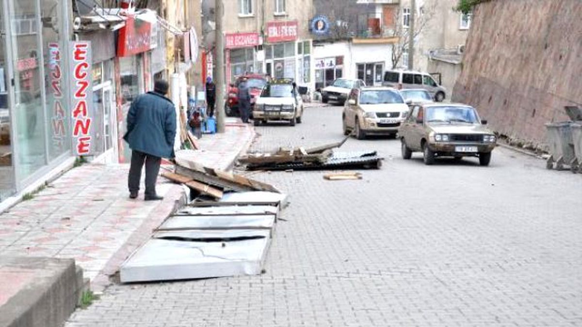 Artvin\'de Şiddetli Rüzgar Çatıları Uçurdu