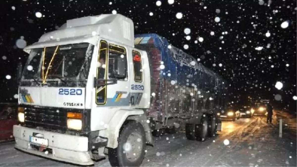 Tipi ve Çığ Yüzünden Erzurum\'da Ulaşım Durdu