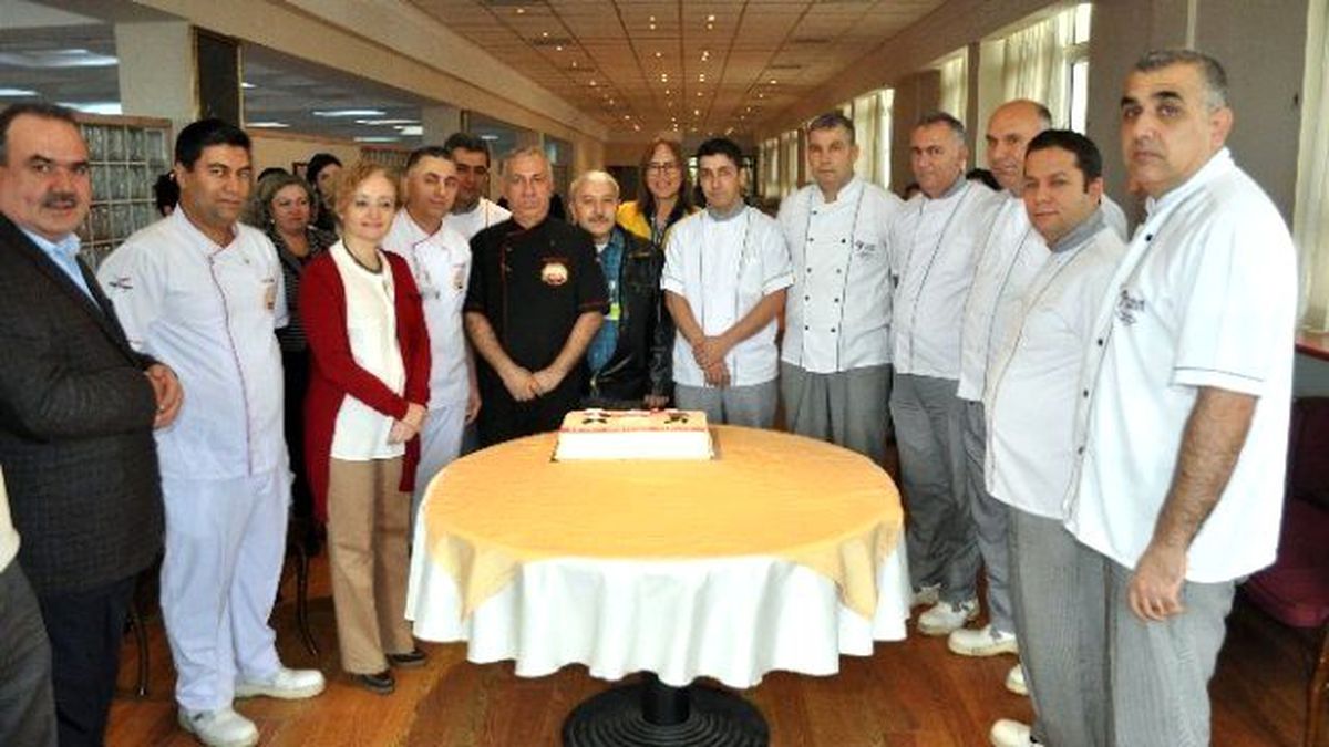 Başhekim Taşova\'dan Yemekhane Personeline Teşekkür Plaketi