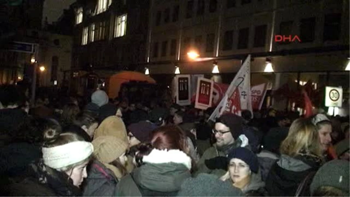 Berlin\'de \'Pegida Karşıtı\' Eyleme Binlerce Kişi Katıldı