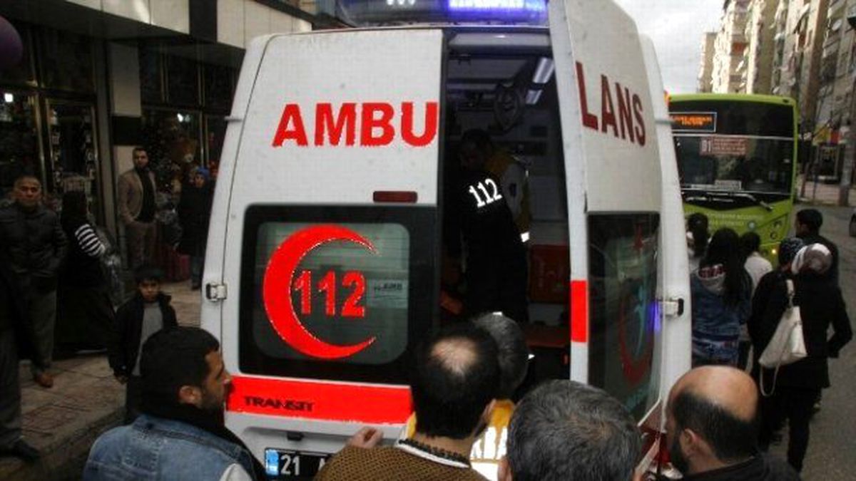 Cam Silerken Zemine Çakıldı