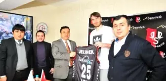 Davıd Jelınek Uşak Sportif'e İmzayı Attı