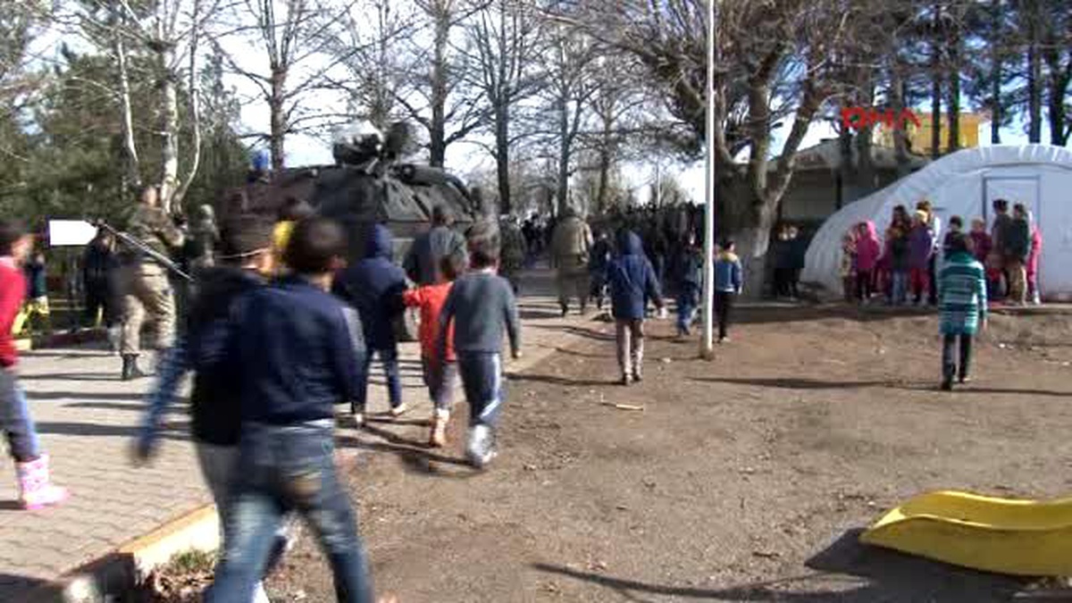 Diyarbakır Asker Kampa Girip Uyardı