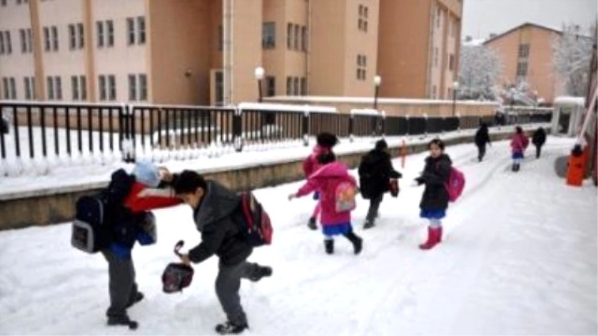 Erzurum\'da Eğitime Kar Engeli