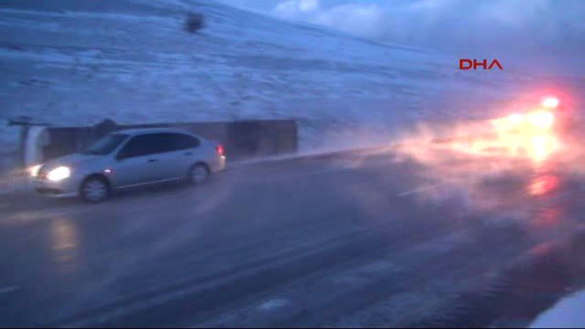Erzurum\'da Fırtına Otobüs Devirdi: 8 Yaralı