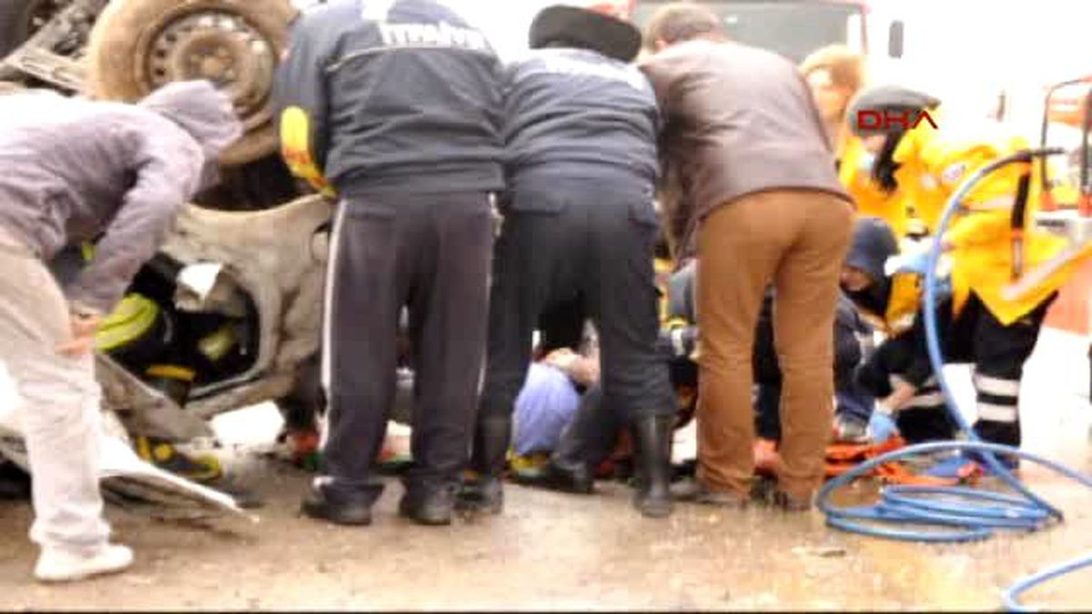 Gaziantep\'te Otomobil Devrildi: 4 Yaralı