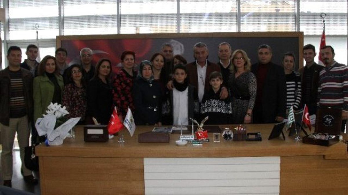 Gaziemir\'de Halk Dansları Ekibi Başkan Şenol\'u Ziyaret Etti