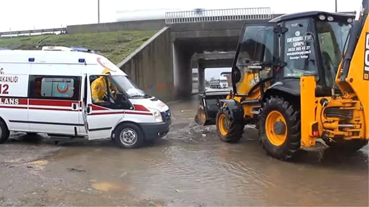 Osmaniye\'de Hastayı Ambulansa İş Makinesi ile Taşıdılar