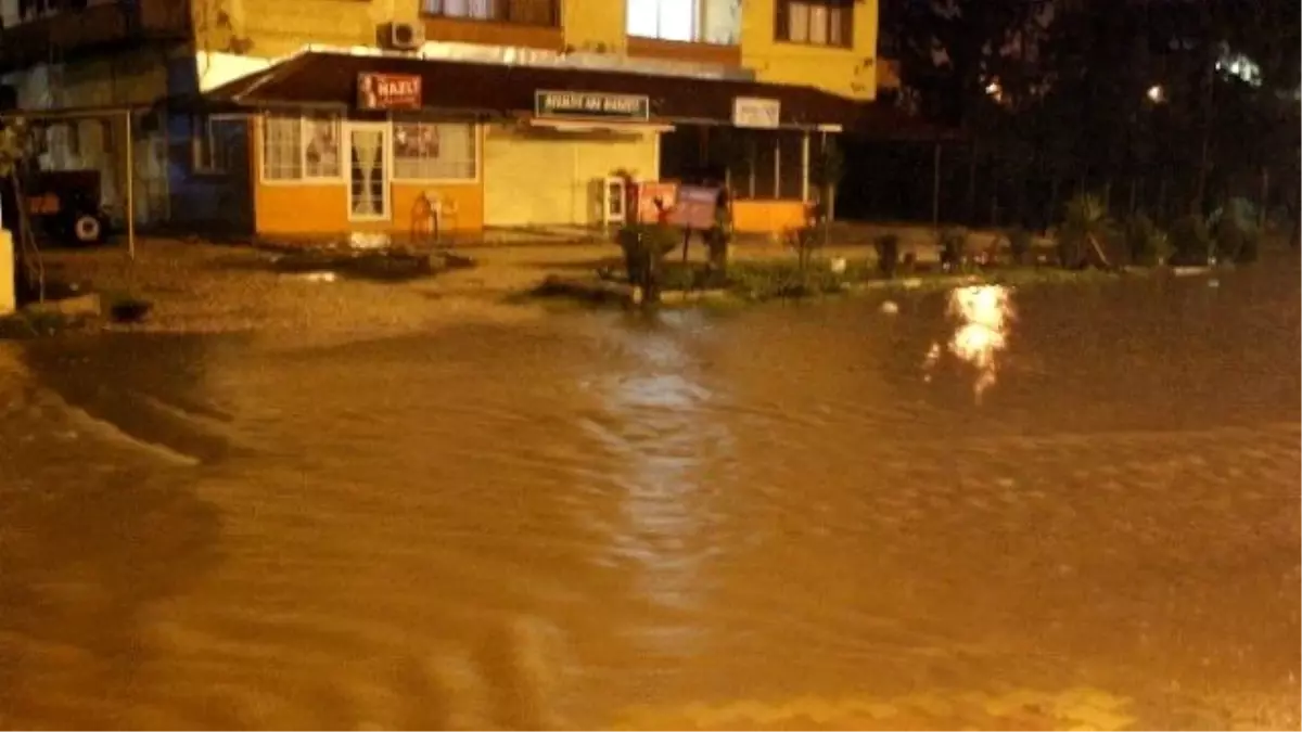 Hatay\'da Etkili Olan Şiddetli Yağış Nedeniyle Sürücüler Zor Anlar Yaşadı.