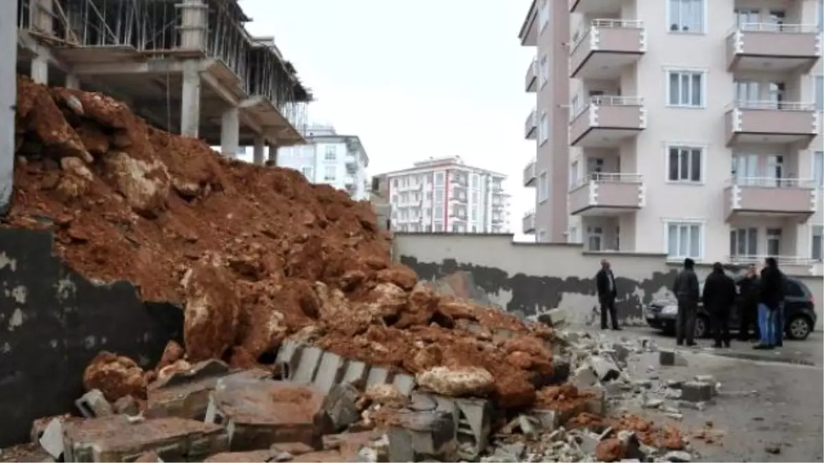 İstinat Duvarı Otomobilin Üzerine Çöktü