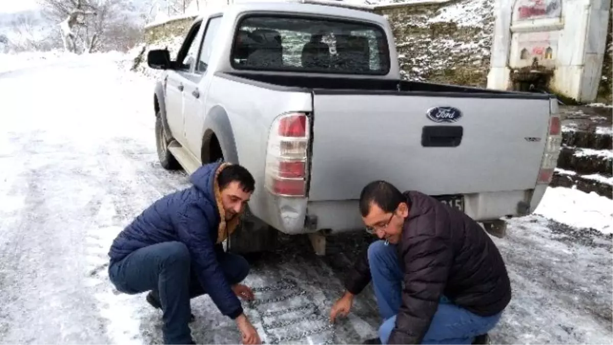 Kar Yağışı Tire\'nin Dağ Köylerle Ulaşımını Kesti