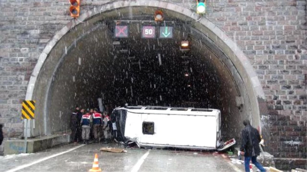 Karabük\'te Öğrenci Servisi Tünel Girişine Çarptı: 1 Ölü, 19 Yaralı