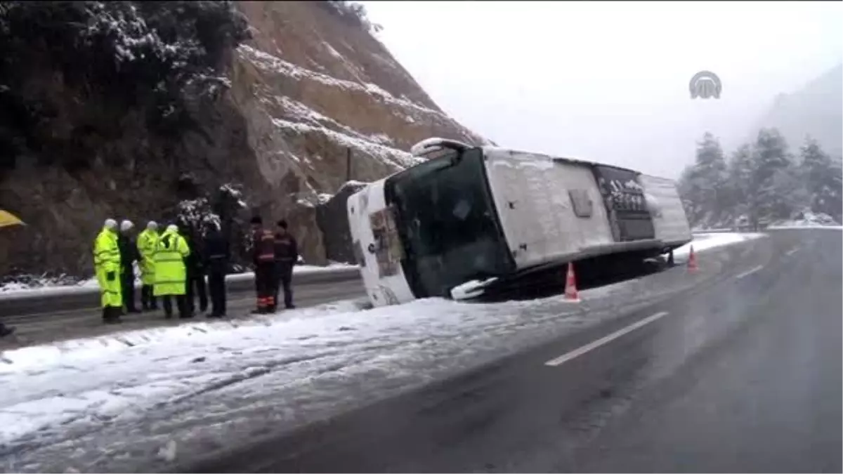 Karlı Yolda Kayan Otobüs Devrildi