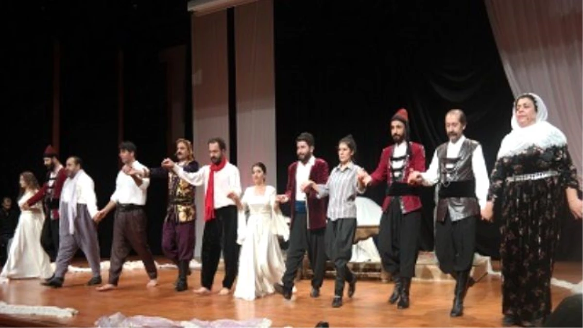 Kürtçe Hamlet Mersin\'i Büyüledi 