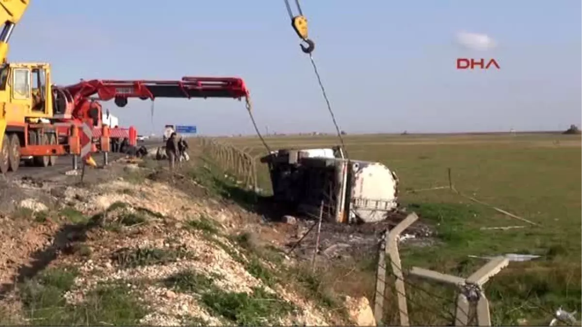 Nusaybin Mayınlı Bölgeye Yuvarlanan Tanker Vinçle Çıkarıldı